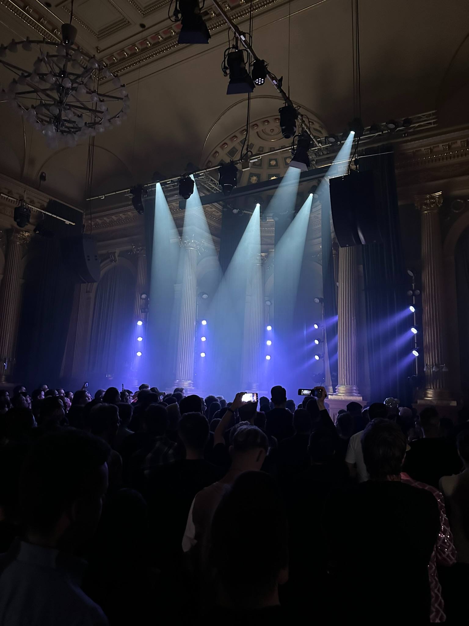 Ljuskäglor över en publik i en klassisk konsertsal