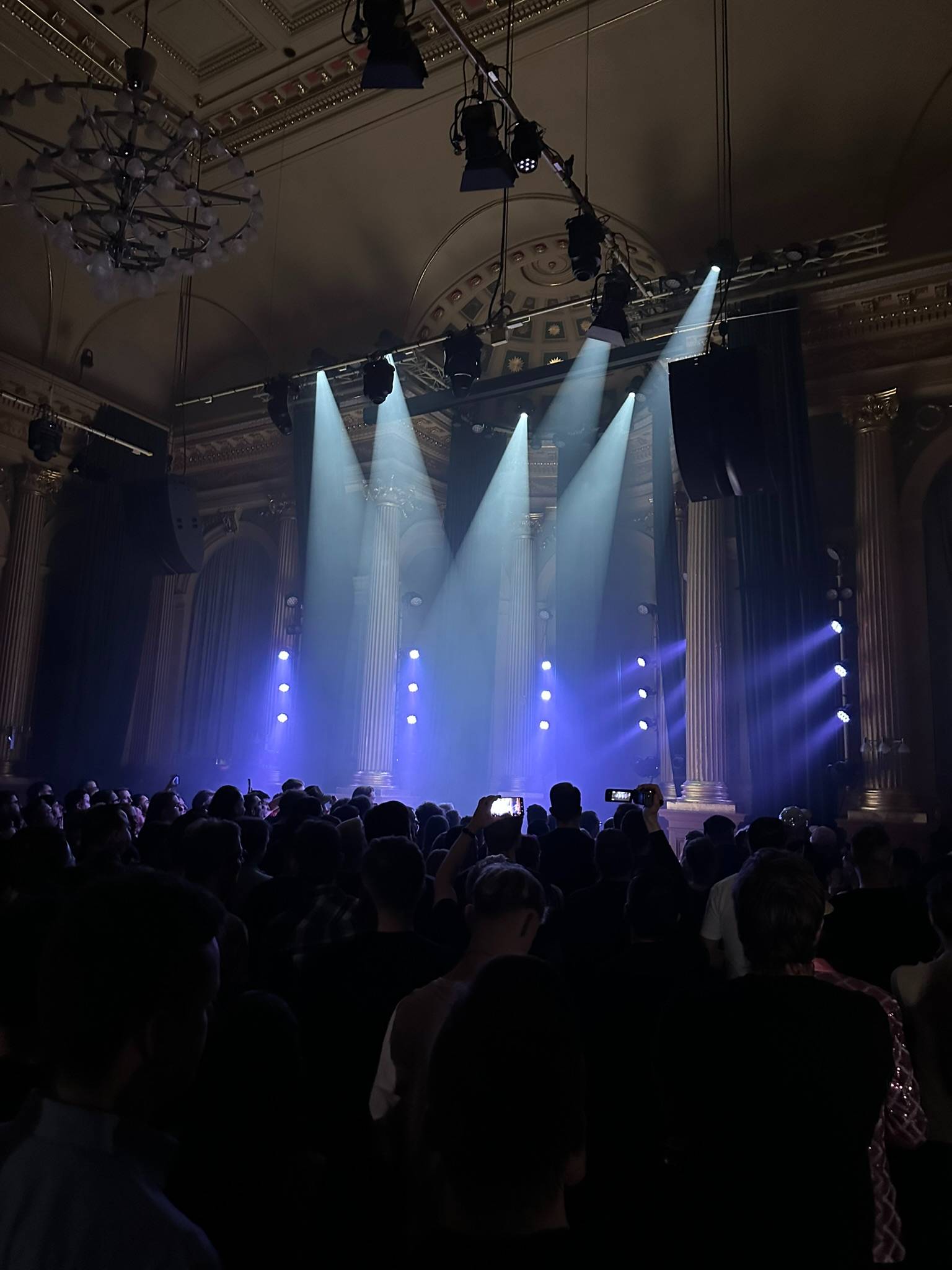 Ljuskäglor över en publik i en klassisk konsertsal